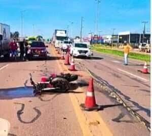 Colisão ocorreu após conversão de picape; outro motociclista ficou ferido em segunda batida. 
