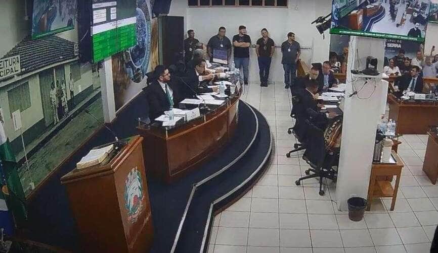 Vereadores de Tangará da Serra aprovam auxílios e geram protestos da população