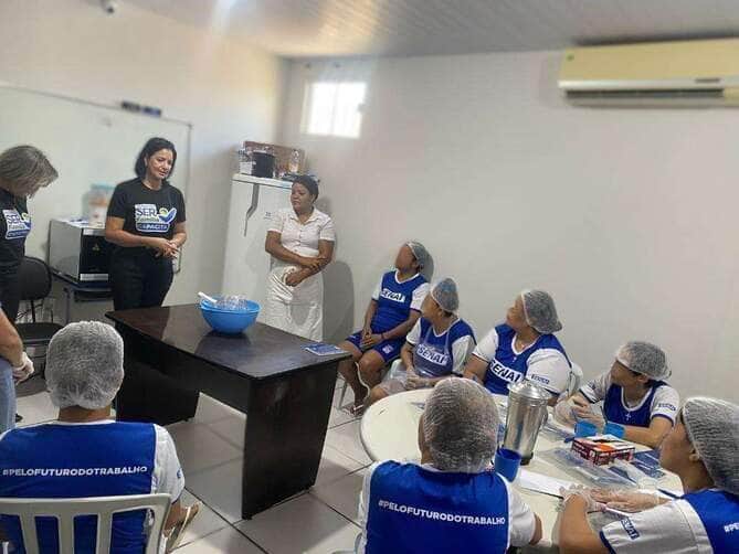 Vinte reeducandas de Mato Grosso participam de curso de confeitaria pelo programa Ser Família