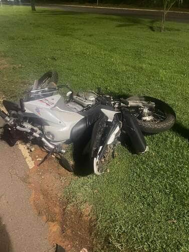 Jovem perdeu o controle da moto na Avenida das Nações e foi socorrido pelo Corpo de Bombeiros