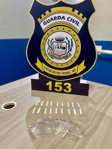 Suspeito demonstrou nervosismo ao avistar a guarnição e foi abordado com entorpecentes na cintura 