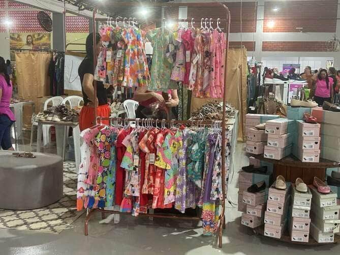 Com descontos de até 80%, evento reúne consumidores no Salão Paroquial da Igreja Matriz e segue até este sábado (8) 