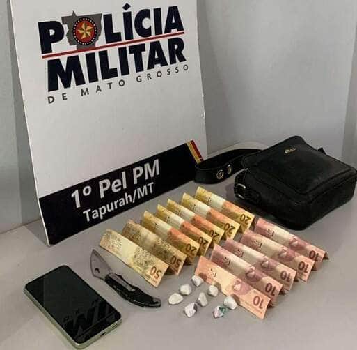 Suspeita tentou fugir, mas foi capturada pela PM com cocaína e dinheiro em espécie no bairro São Cristóvão.