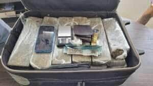 Suspeito tentou fugir ao perceber a chegada dos policiais, mas foi detido e encaminhado à Delegacia de Polícia Civil.