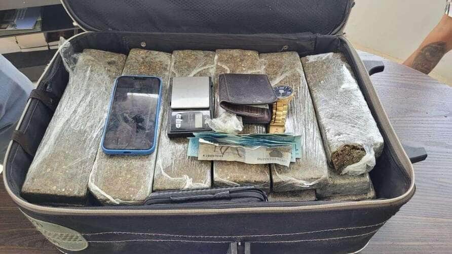 Suspeito tentou fugir ao perceber a chegada dos policiais, mas foi detido e encaminhado à Delegacia de Polícia Civil.