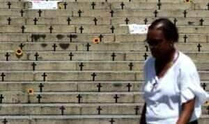 Rio de Janeiro (RJ), 08/03/2023 - Ato denúncia em frente à Câmara Municipal, organizado pelo campanha Levante Feminista contra o Feminicídio, colocarão 210 cruzes nas escadarias do Palácio Pedro Ernesto, simbolizando cada uma das 111 mulheres assassinadas no estado em 2022 e as 99 mulheres assassinadas em 2023. Foto: Tânia Rêgo/Agência Brasil