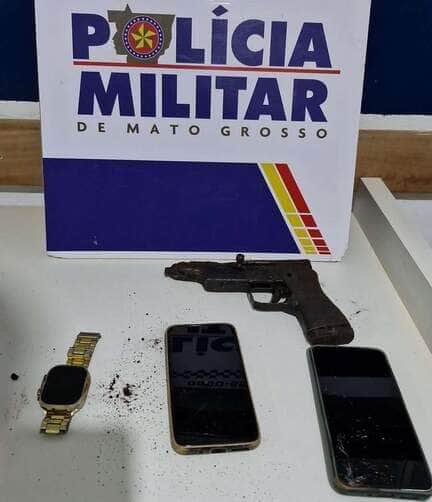 Suspeitos tentaram fugir em alta velocidade e abandonaram motocicleta antes de serem capturados pela PM