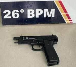 Suspeito transportava pistola falsa sem sinalização obrigatória; motorista não era habilitado.