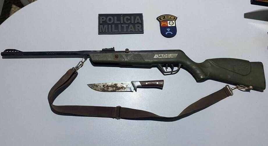 Suspeito foi detido com arma artesanal e faca de caça; vítima já possuía medida protetiva contra ele