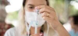 Brasil atinge menor número de casos e mortes por covid-19 desde 2020 -