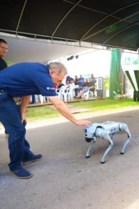 cão-robô no Show Safra