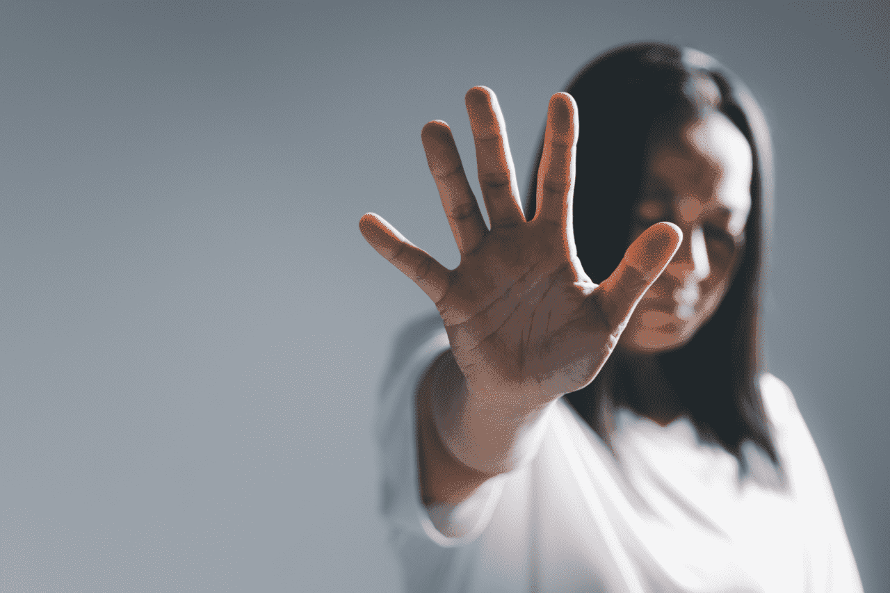 foto de mulher, mão de mulher, mulher sofrendo