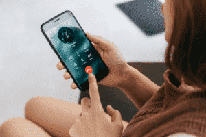 imagem de mulher usando celular
