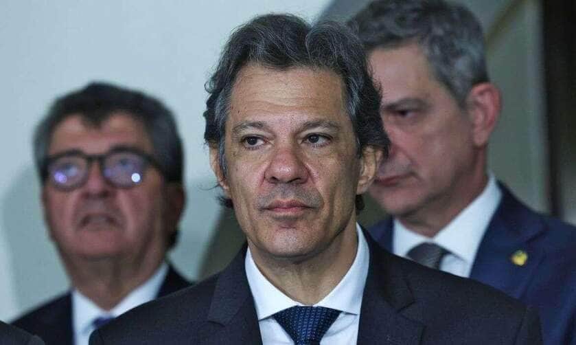 Brasília (DF), 11/02/2025 - Ministro da Fazenda Fernando Haddad, fala com jornalistas após reunião na residência oficial do Senado. Na reunião, os ministros vão entregar a Alcolumbre a lista dos projetos prioritários do governo federal em tramitação no Congresso e os que ainda serão enviados à Casa. Foto: Antônio Cruz/Agência Brasil