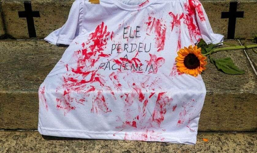 Rio de Janeiro (RJ) - 26/12/2024 - 100 fotos melhores de 2024, retrospectiva - Foto feita em 08/03/2023 - Ato denúncia em frente à Câmara Municipal, organizado pelo campanha Levante Feminista contra o Feminicídio, colocarão 210 cruzes nas escadarias do Palácio Pedro Ernesto, simbolizando cada uma das 111 mulheres assassinadas no estado em 2022 e as 99 mulheres assassinadas em 2023. Foto: Tânia Rêgo/Agência Brasil