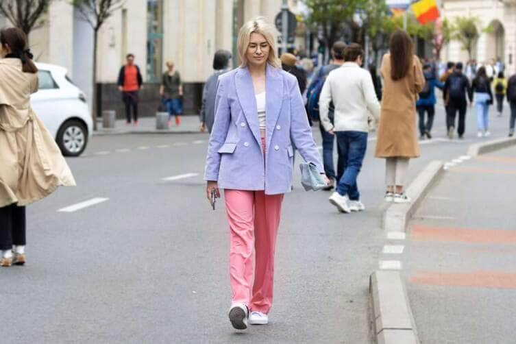 mulher andando- população