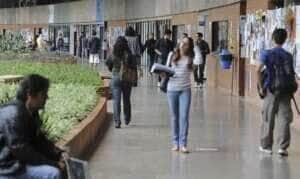 O foco é incentivar estudantes com bom desempenho acadêmico a seguir carreira docente, especialmente em áreas com maior carência de profissionais.