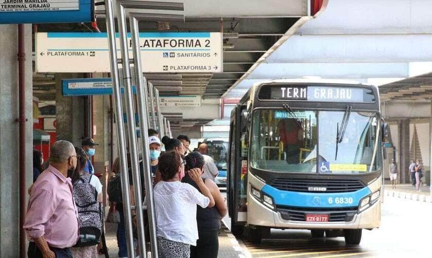Movimento de usuários do transporte público no terminal de ônibus do Grajaú.
