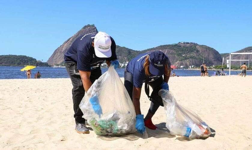 Rio de Janeiro (RJ), 22/03/2025 – No Dia Mundial da Água, o Clean Up Bay une voluntários para limpeza da praia do Flamengo, na zona sul do Rio de Janeiro. Foto: Tomaz Silva/Agência Brasil