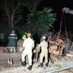 Condutor perdeu o freio, colidiu com ônibus e capotou o veículo; passageiros do ônibus não se feriram