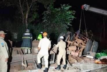 Condutor perdeu o freio, colidiu com ônibus e capotou o veículo; passageiros do ônibus não se feriram