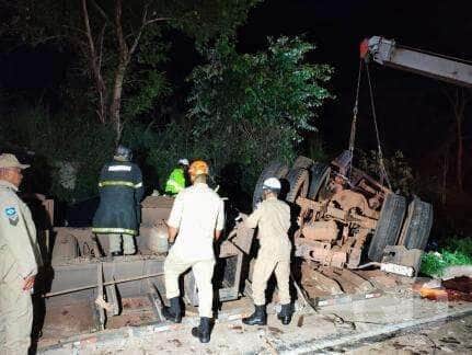 Condutor perdeu o freio, colidiu com ônibus e capotou o veículo; passageiros do ônibus não se feriram