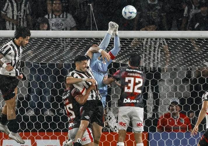 O superintendente da receita federal do Ceará, Ricardo Barbosa, ressalta a importância das doações. “O trabalho da Receita Federal vai muito além da arrecadação de impostos. Temos um importante papel social, evidenciado nas apreensões de mercadorias que realizamos. Hoje é um dia especial, marcado por um evento nacional que acontece simultaneamente em 44 unidades da Receita em todo o Brasil. Nesta ação, faremos doações a 347 órgãos públicos e organizações da sociedade civil, totalizando cerca de R$ 181 milhões. Isso demonstra o impacto positivo do nosso trabalho e o comprometimento de todos os colegas envolvidos em cada etapa até esse resultado final. Na nossa região fiscal, que abrange o Ceará, o Piauí e o Maranhão, quase 145 unidades estão recebendo essas doações hoje. É uma honra compartilhar esse momento com todos vocês e mostrar à sociedade como, com responsabilidade e dentro da legalidade, conseguimos transformar bens apreendidos em benefício coletivo. Muito obrigado”, concluiu. Imagem: SPFC