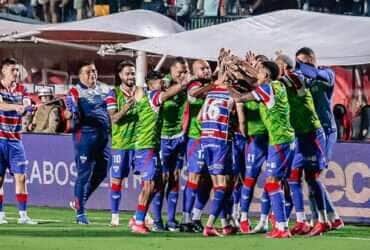 Fortaleza x Palmeiras: onde assistir, escalações e tudo sobre o duelo decisivo na Arena Castelão pelo Brasileirão 2025. Imagem: Matheus Amorim/FFC