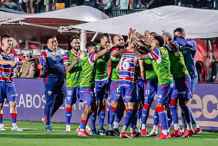 Fortaleza x Palmeiras: onde assistir, escalações e tudo sobre o duelo decisivo na Arena Castelão pelo Brasileirão 2025. Imagem: Matheus Amorim/FFC
