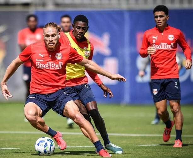 Santos x Red Bull Bragantino: Onde assistir ao vivo, escalações e tudo sobre o encerramento da 6ª rodada do Brasileirão. Imagem: Ari Ferreira/RB Bragantino