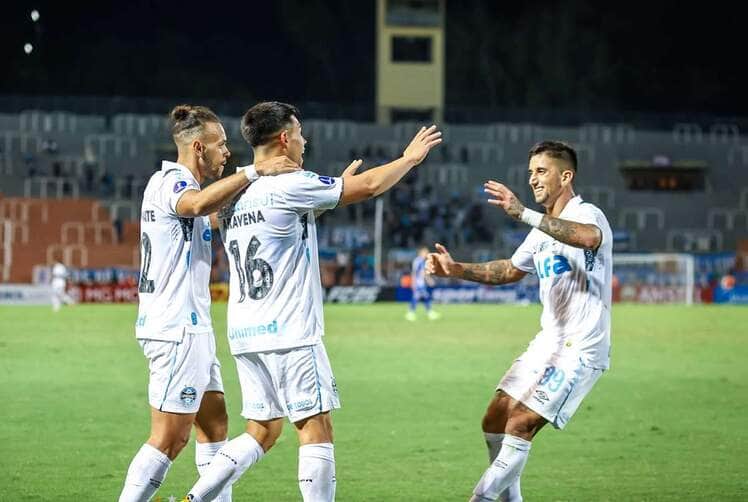 Vitória x Grêmio: Saiba onde assistir ao vivo, prováveis escalações e detalhes do confronto pelo Brasileirão. Imagem: Lucas Uebel/GFBPA