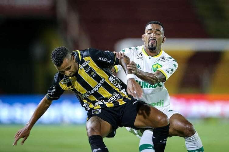 Lance de Volta Redonda x Cuiabá. Imagem: AssCom Dourado