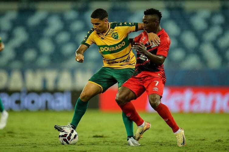 Lance de Cuiabá x Athletico-PR. Imagem: AssCom Dourado