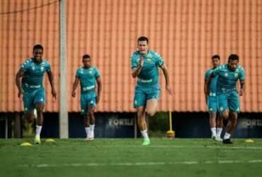 Atlético-GO e Cuiabá duelam pela ponta da Série B em confronto eletrizante neste domingo. Imagem: AssCom Dourado