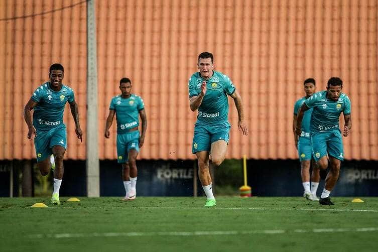 Atlético-GO e Cuiabá duelam pela ponta da Série B em confronto eletrizante neste domingo. Imagem: AssCom Dourado