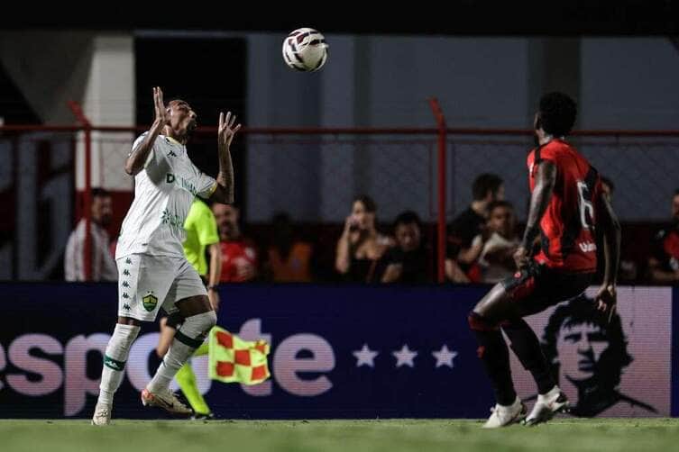 Lance de Atlético-GO x Cuiabá. Imagem: AssCom/Dourado