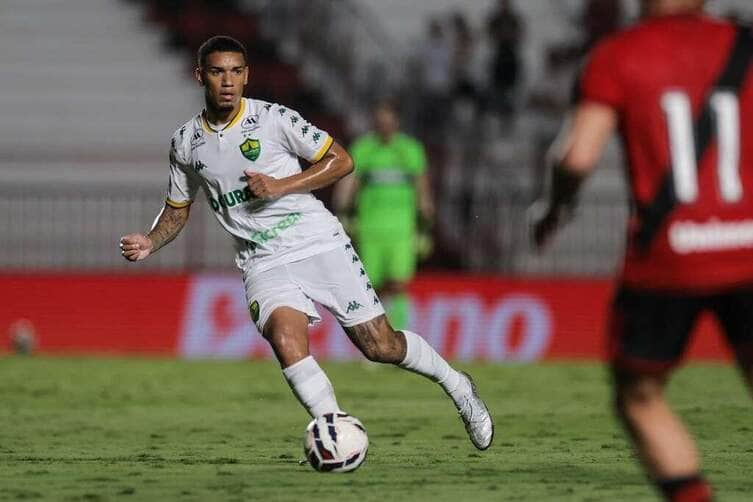 Lance de Atlético-GO x Cuiabá. Imagem: AssCom/Dourado