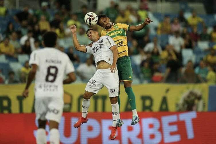 Lance do jogo entre Cuiabá x Ferroviária. Imagem: AssCom Dourado