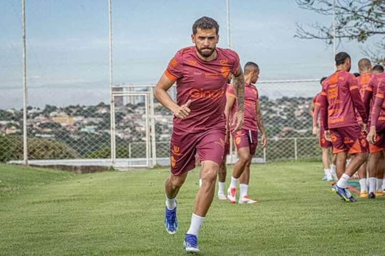 Goiás x Vila Nova ao vivo: onde assistir, escalações e tudo sobre o Derby do Cerrado na Série B 2025. Imagem: @betocorreaphoto