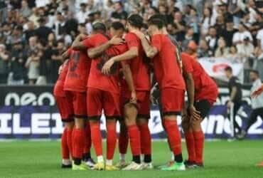 Sport x Fortaleza: onde assistir, horário e prováveis escalações do duelo nordestino no Brasileirão 2025. Imagem: @giuliano.film