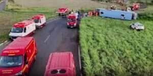 Ônibus tomba no Triângulo Mineiro e deixa 11 mortos e 36 feridos na MG-223