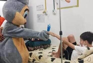 Ala pediatrica do Pronto Socorro Municipal de Varzea Grande recebe visita especial do Coelhinho da Pascoa -CenárioMT