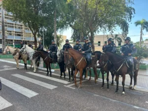 Cavalaria da PM intercepta dupla com drogas em Nova Mutum