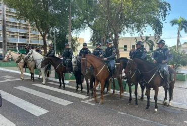 Cavalaria da PM intercepta dupla com drogas em Nova Mutum