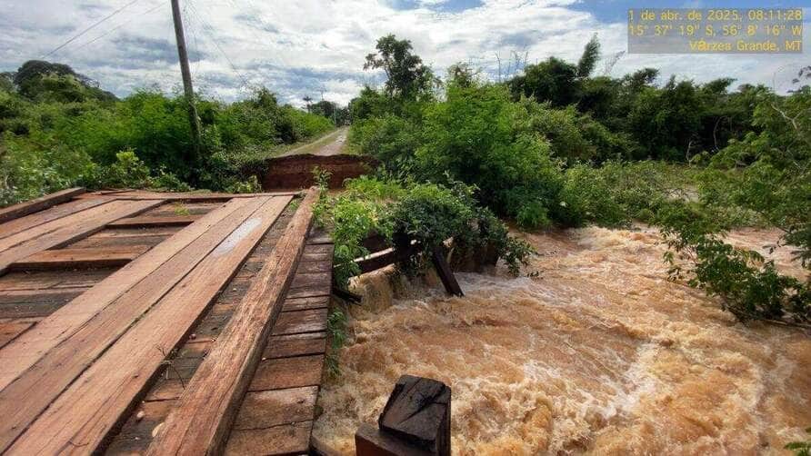 Chuvas causam desabamento de ponte e pessoas ficam isoladas em Mato Grosso