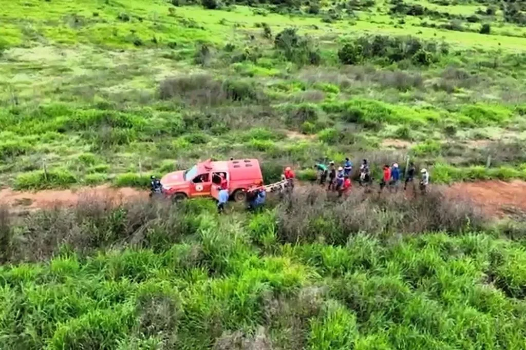 Equipe do Corpo de Bombeiros de Mato Grosso efetuando resgate