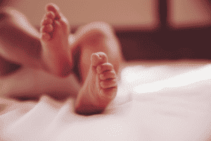 Bebê de 7 meses é internado com coágulo na cabeça em Mato Grosso; mãe e babá são levadas à delegacia