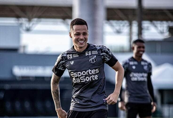 O superintendente da receita federal do Ceará, Ricardo Barbosa, ressalta a importância das doações. “O trabalho da Receita Federal vai muito além da arrecadação de impostos. Temos um importante papel social, evidenciado nas apreensões de mercadorias que realizamos. Hoje é um dia especial, marcado por um evento nacional que acontece simultaneamente em 44 unidades da Receita em todo o Brasil. Nesta ação, faremos doações a 347 órgãos públicos e organizações da sociedade civil, totalizando cerca de R$ 181 milhões. Isso demonstra o impacto positivo do nosso trabalho e o comprometimento de todos os colegas envolvidos em cada etapa até esse resultado final. Na nossa região fiscal, que abrange o Ceará, o Piauí e o Maranhão, quase 145 unidades estão recebendo essas doações hoje. É uma honra compartilhar esse momento com todos vocês e mostrar à sociedade como, com responsabilidade e dentro da legalidade, conseguimos transformar bens apreendidos em benefício coletivo. Muito obrigado”, concluiu. Imagem: Felipe Santos Ceará SC