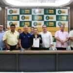 Flávia e Tião assinam projeto de lei que concede recomposição aos profissionais da educação de Várzea Grande