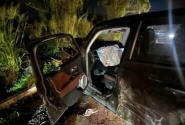 Colisão envolveu moto, caminhão-tanque, caminhão baú e um Jeep Renegade; vítimas foram socorridas pelo Corpo de Bombeiros